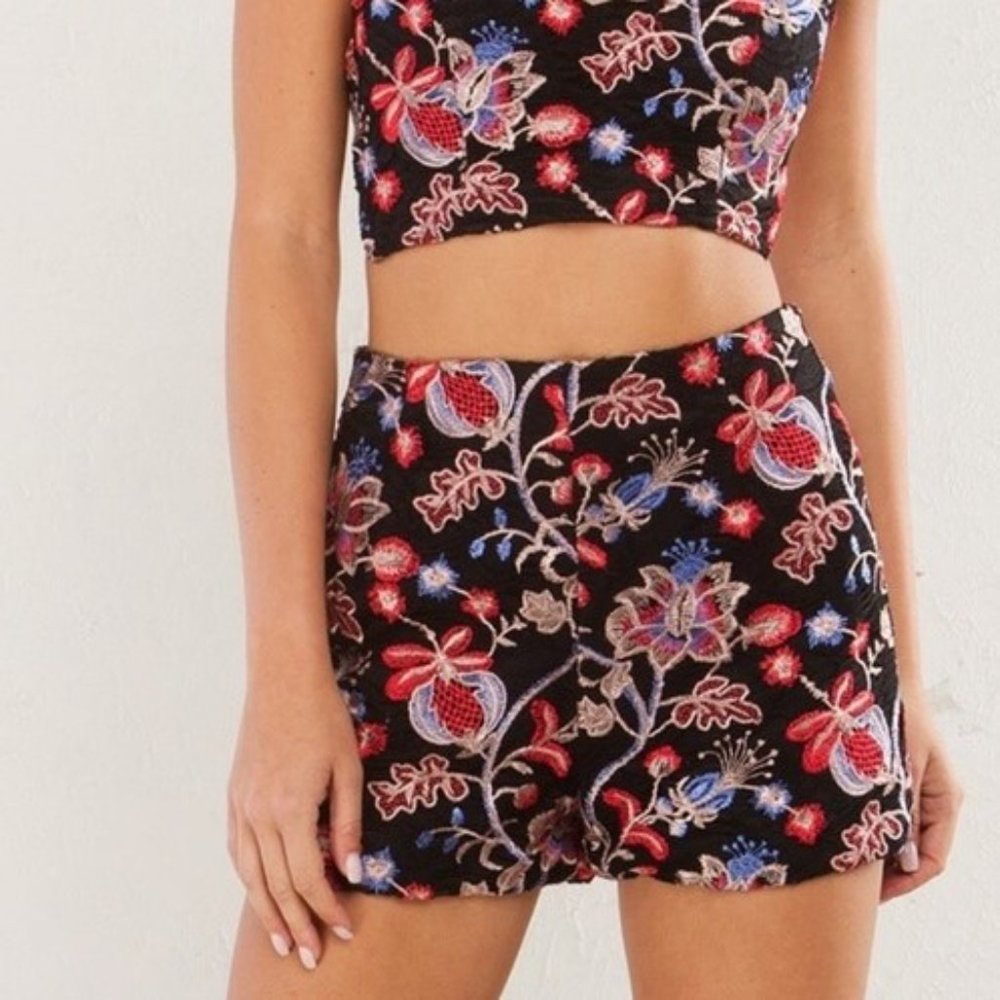 AKIRA High Waisted Embroidered Floral Print Shorts - Picture 3 of 9